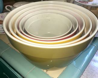Nesting mixing bowls
