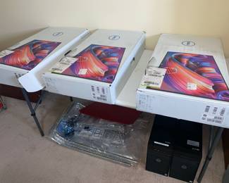 Dell Monitor U2520 New in box (2) ; Dell monitor 274K UHD (1)