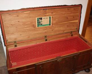 Roos cedar chest
