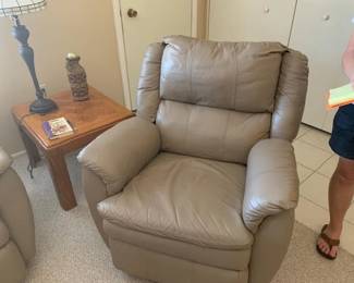 ONE OF TWO ROCKER RECLINER