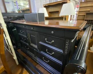 Nice queen size bedroom set.
Bed, dressers w/mirror, 2 matching nightstands. 