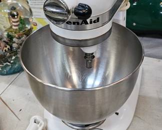 KITCHEN AID STAND MIXER