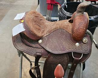 SADDLE WITH STAND