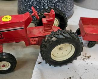 ERTL DIE CASE TRACTOR AND WAGON