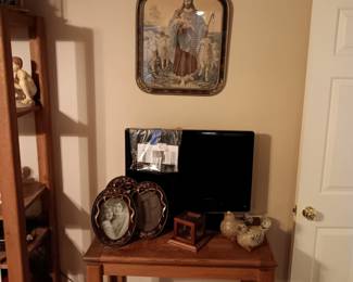 Hiteker 26” TV/DVD combo, Oak shelf, 