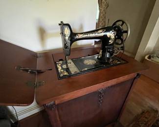 ANTIQUE SEWING MACHINE