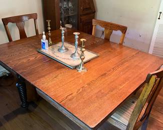 ANTIQUE OAK DINING TABLE