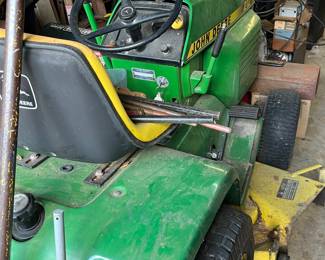JOHN DEER RIDING LAWNMOWER
