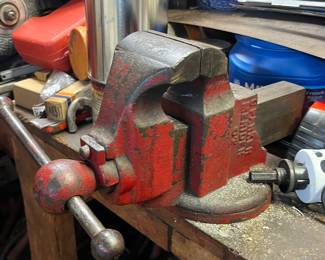 BENCH VISE