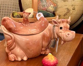 Brush McCoy W-10 Cow with Winking Cat Cookie Jar.