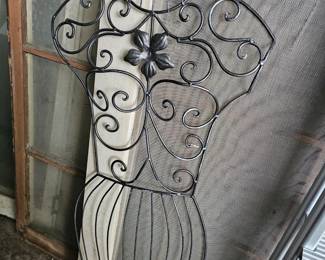 Great silhouette for bathroom or jewelry