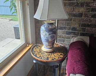 handy and pretty side table and lamp