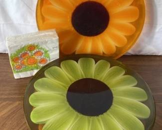 1970’s Sunflower Thick Resin Lazysusans * Daisy Paper Napkins
