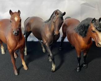 Medium Size Horses * 1 Confirmed Breyer
