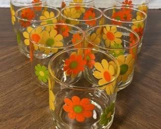 Fun Vintage Daisy Design Glass Tumblers
