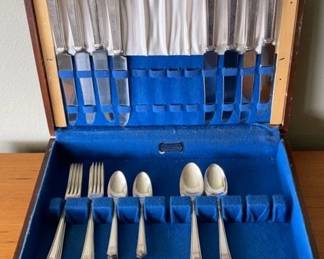 Wm. ROGERS SILVERPLATE FLATWARE SILVERWARE * 8 Pieces Each For A Total Of 32
