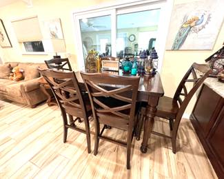 Dining Tsble with 6 Chairs 