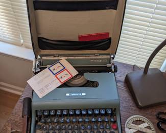 Vintage Underwood Olivetti Lettera 22