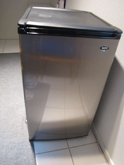 sanyo refrigerator with freezer section