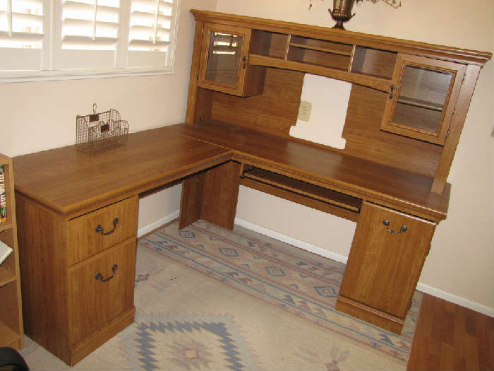 desk with return and hutch top