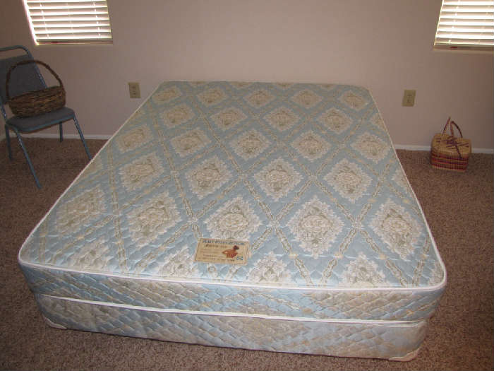 queen size Sealy posturpedic