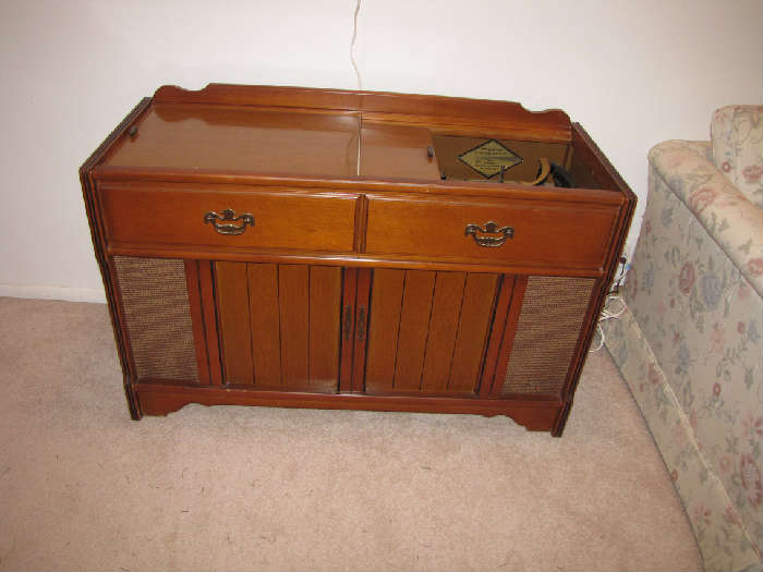 VINTAGE CONSOLE STEREO - WORKS!!