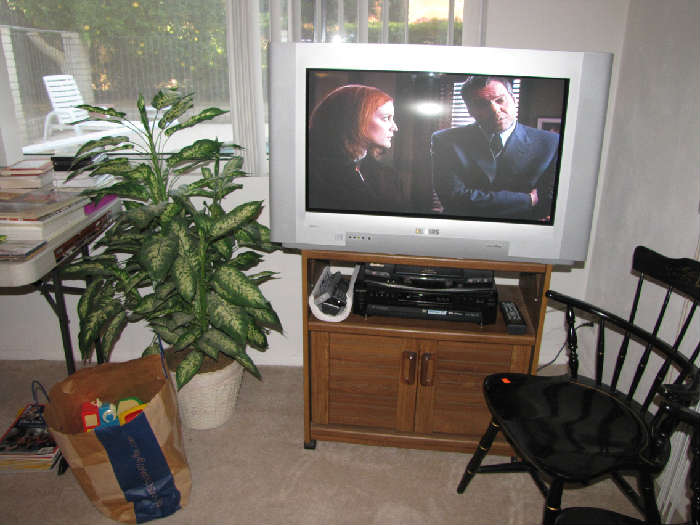 GREAT PICTURE LARGE WIDE SCREEN HDTV.  TUBE FLAT SCREEN.  HEAVY BUT INEXPENSIVE.  AWESOME PICTURE QUALITY.