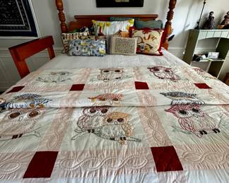 Bassett Knotty Pine Pineapple Bed - Queen