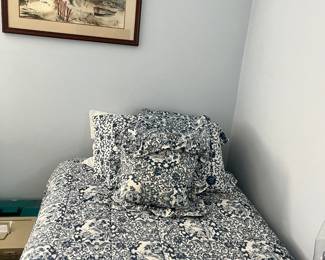 Twin bed with trundle mattress