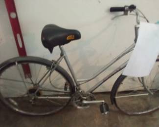 Schwinn girls bike, tires are flat. Rides great