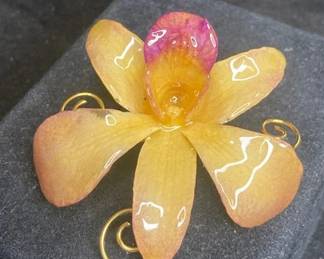 Sainamphung Orchid Pin