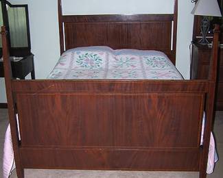Full size poster bed