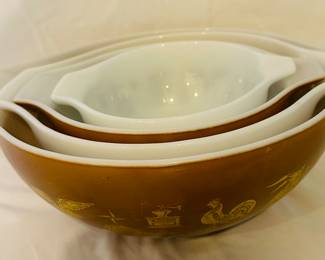 Pyrex bowl set