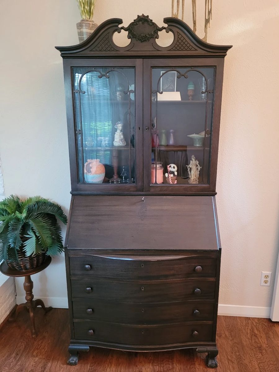 Locking Desk with Hutch