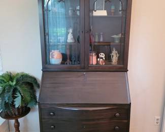 Locking Desk with Hutch