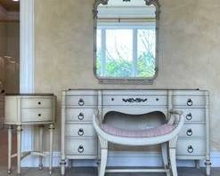 4pc Vintage Antiqued Ivory Finished French Inspired Dressing Table, Mirror, Bench, & Oval Side Table B54