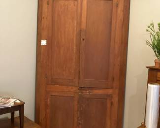 Corner cupboard closed