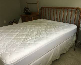 Queen Jenny Lind bed