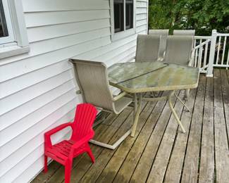 Outdoor patio table & chairs furniture in nearby Holland Massachusetts this Sunday June 2 from 9am-1pm