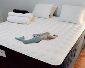 KING BED DELUXE STEARNS & FOSTER "ESTATE", LIKE NEW