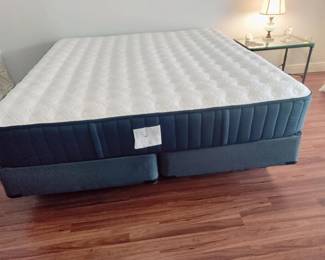 STEARNS & FOSTER "ESTATE" KING - LIKE NEW