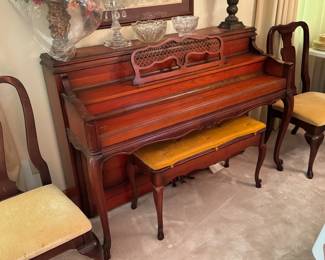 Beautiful vintage piano/bench