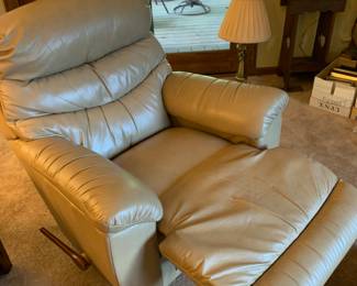 Lazyboy leather recliner