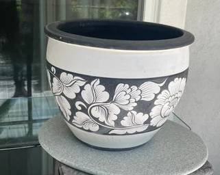 Black And White Pot P42
