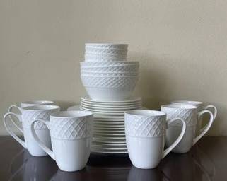 Set Of Mikasa "trellis" Bone China - All Like New! K35
