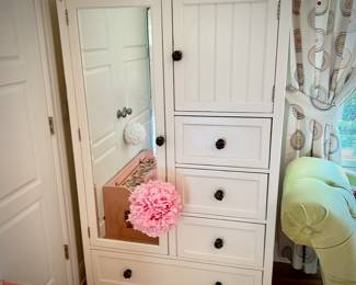 White armoire/chifferobe