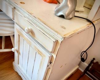 White desk with hutch and matching chair