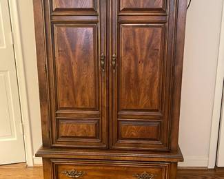 Entertainment cabinet