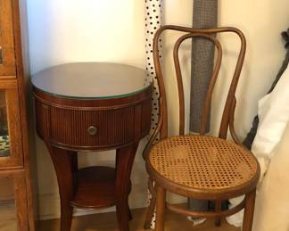 Round mahogany lamp table, antique bentwood oak chair by Kohn (Vienna)