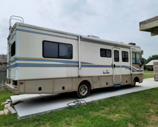 1999 Fleetwood Bounder 28T w/ a Chevy Chassis, 33,691 Miles, 1 Owner